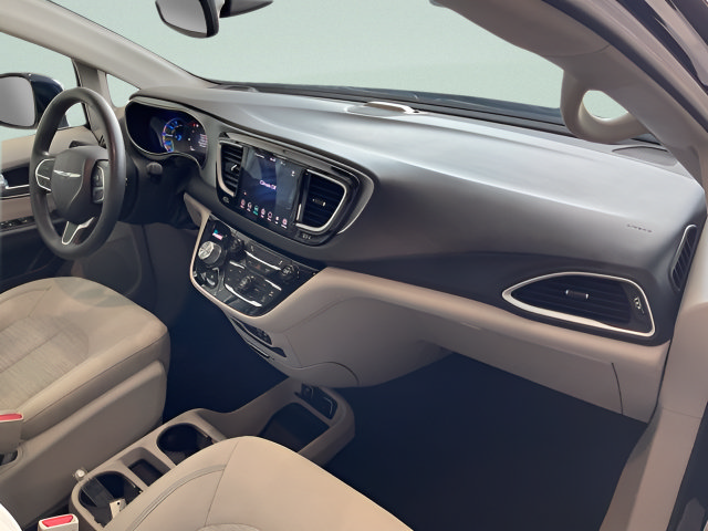 Used 2018 Chrysler Pacifica Touring Plus FWD image 23