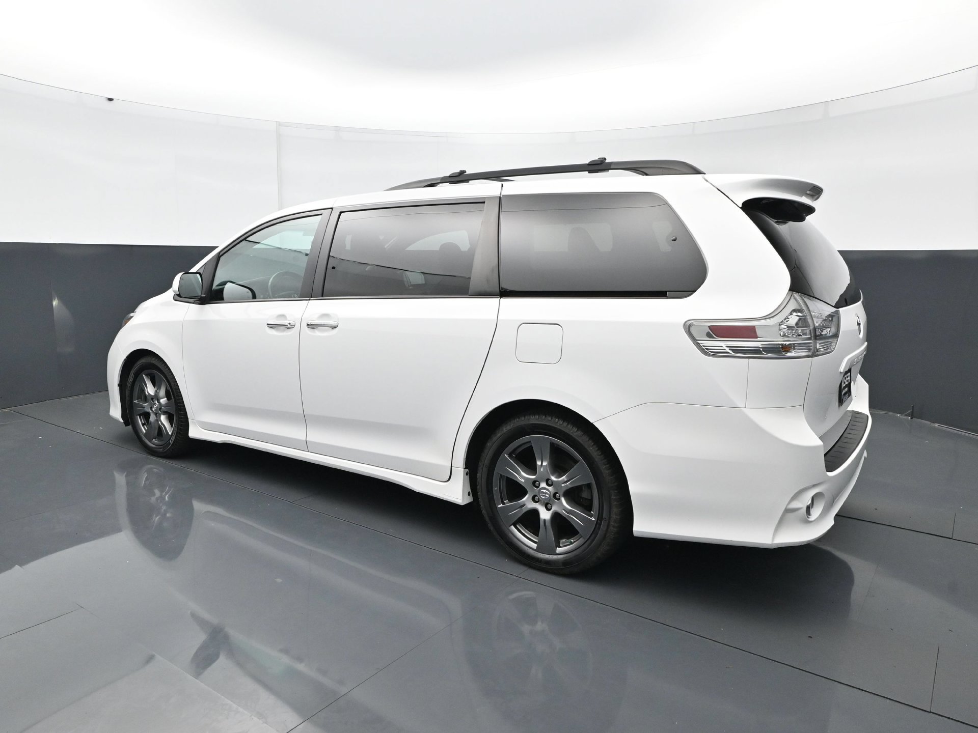 Used 2017 Toyota Sienna SE w/ SE Preferred Package FWD image 4