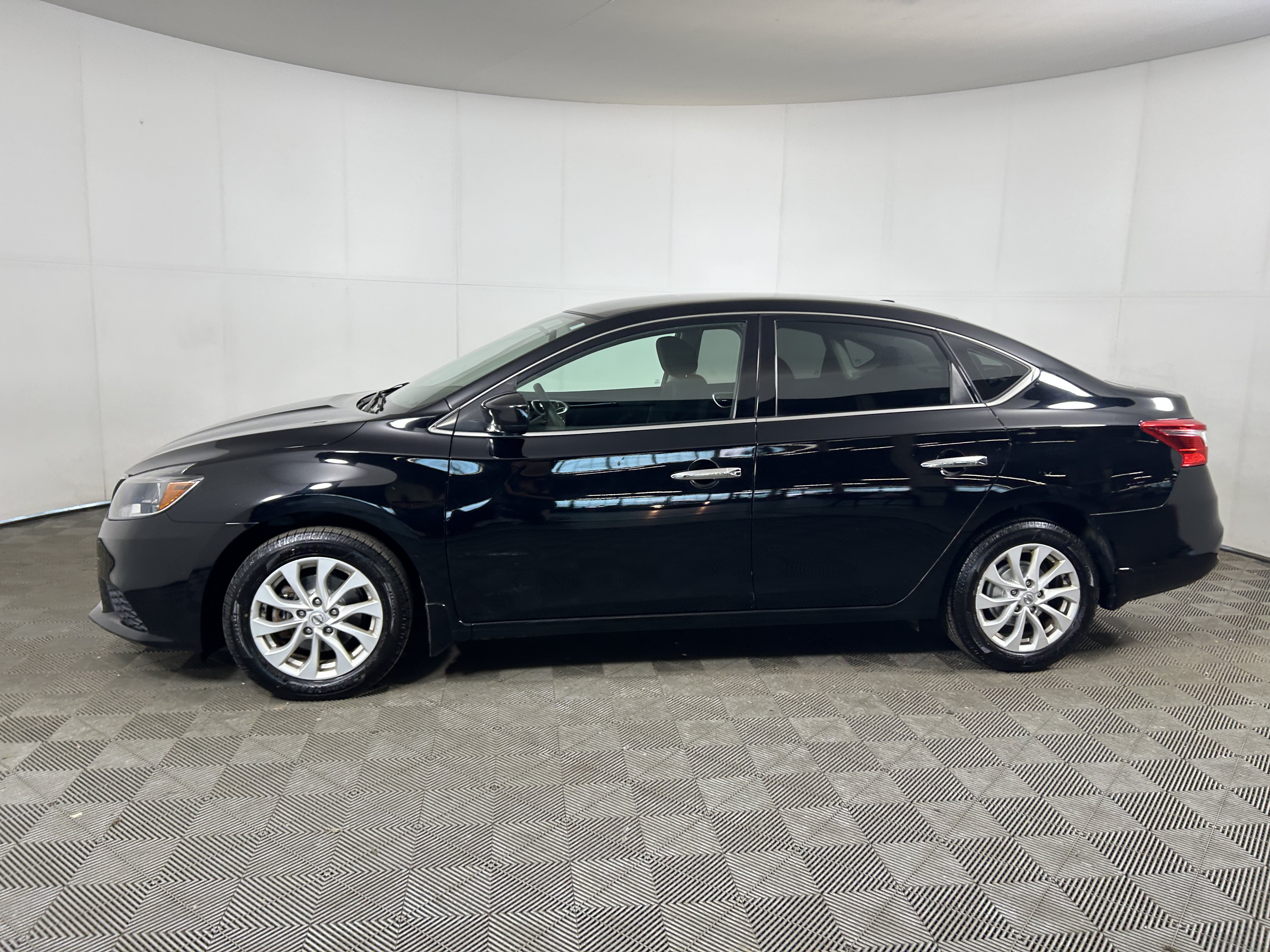 Used 2018 Nissan Sentra SV FWD image 2