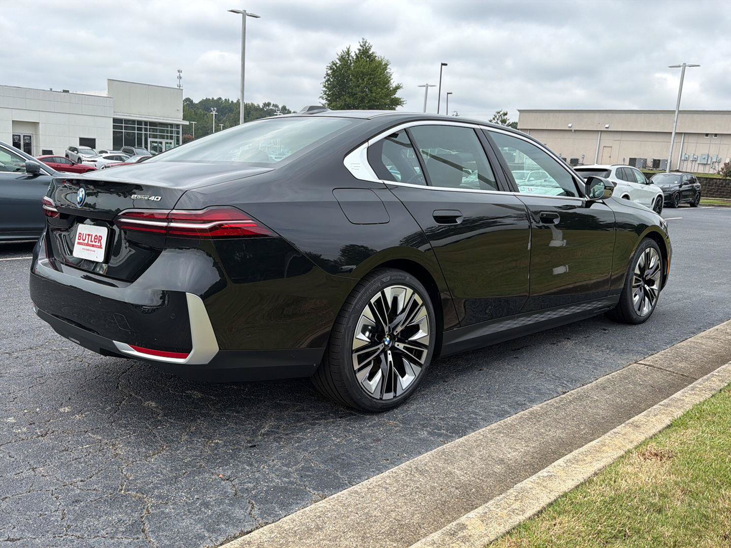 New 2027 BMW i5 eDrive40 w/ Premium Package RWD image 6