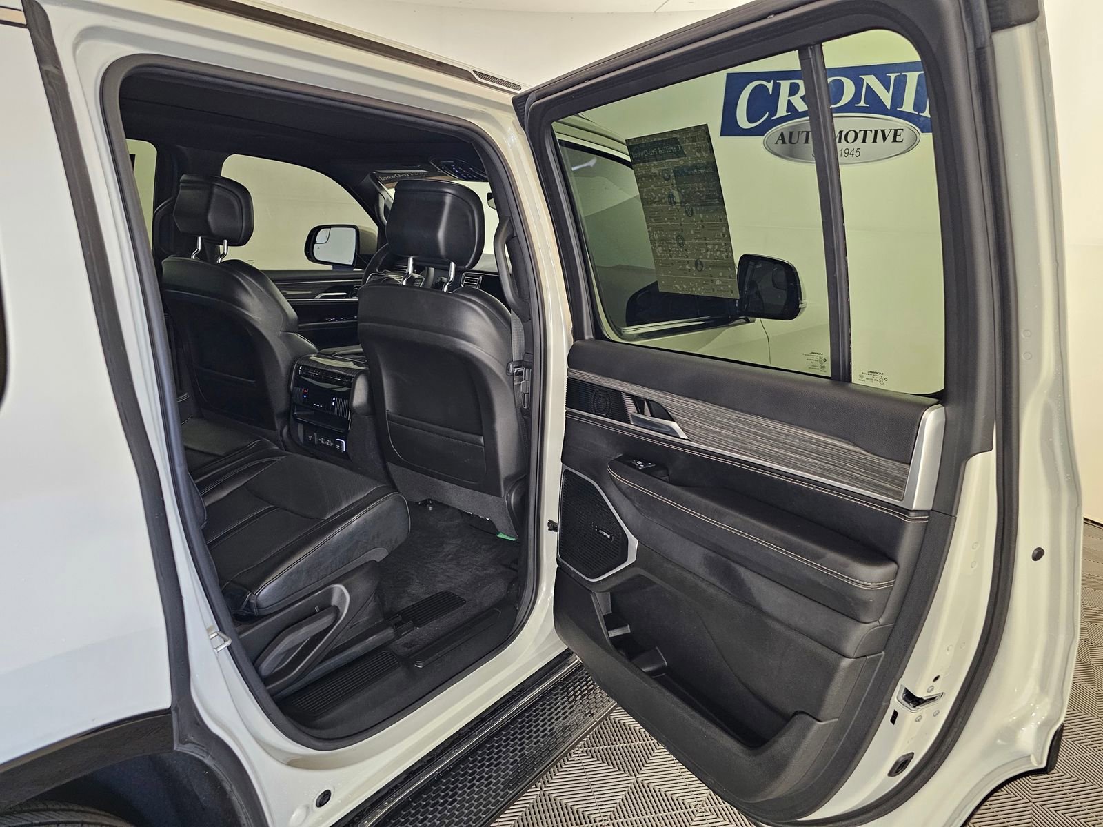 Used 2022 Jeep Wagoneer Series II w/ Premium Group I AWD/4WD image 25