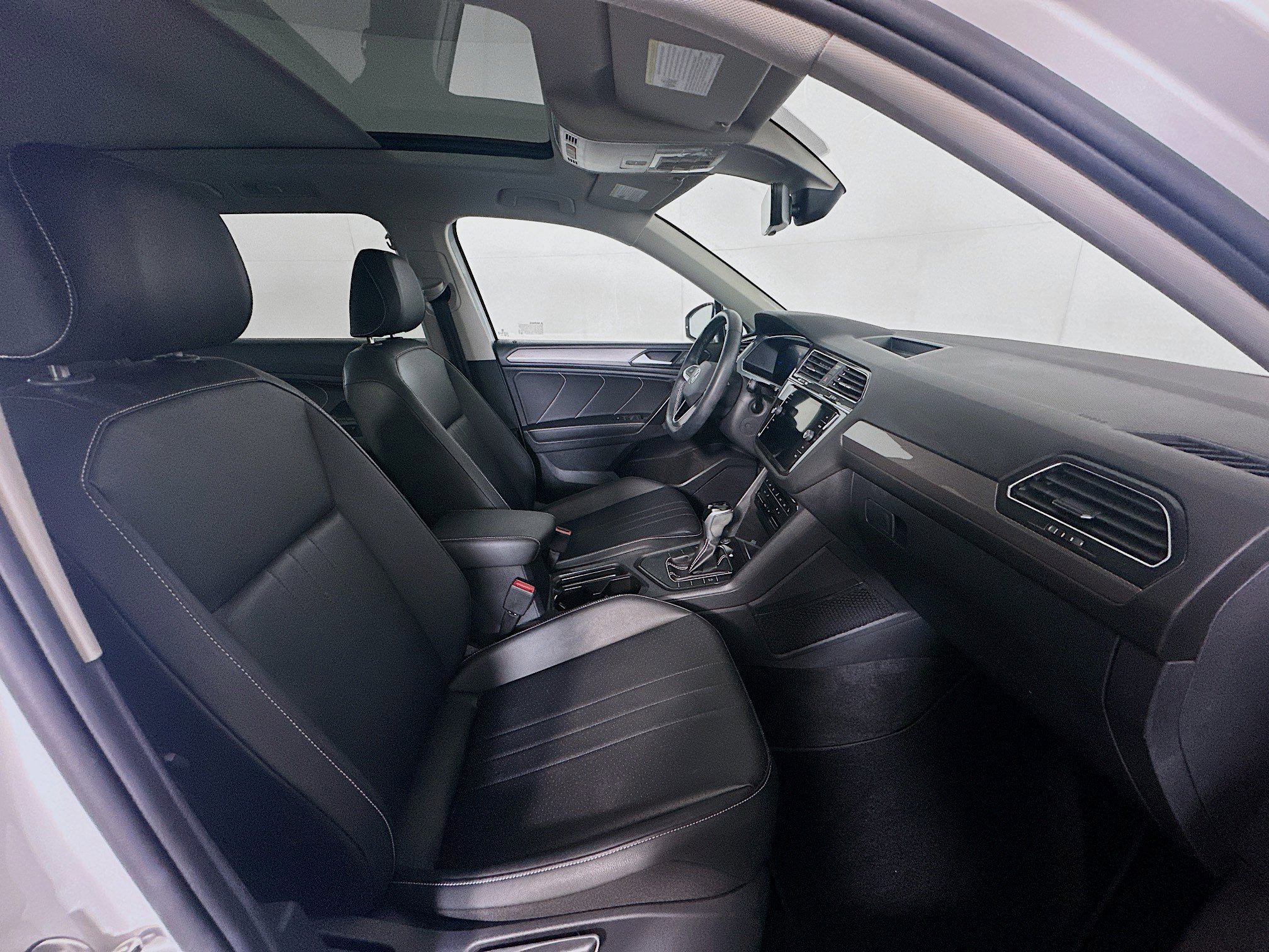 Used 2023 Volkswagen Tiguan SE w/ Panoramic Sunroof Package FWD image 33