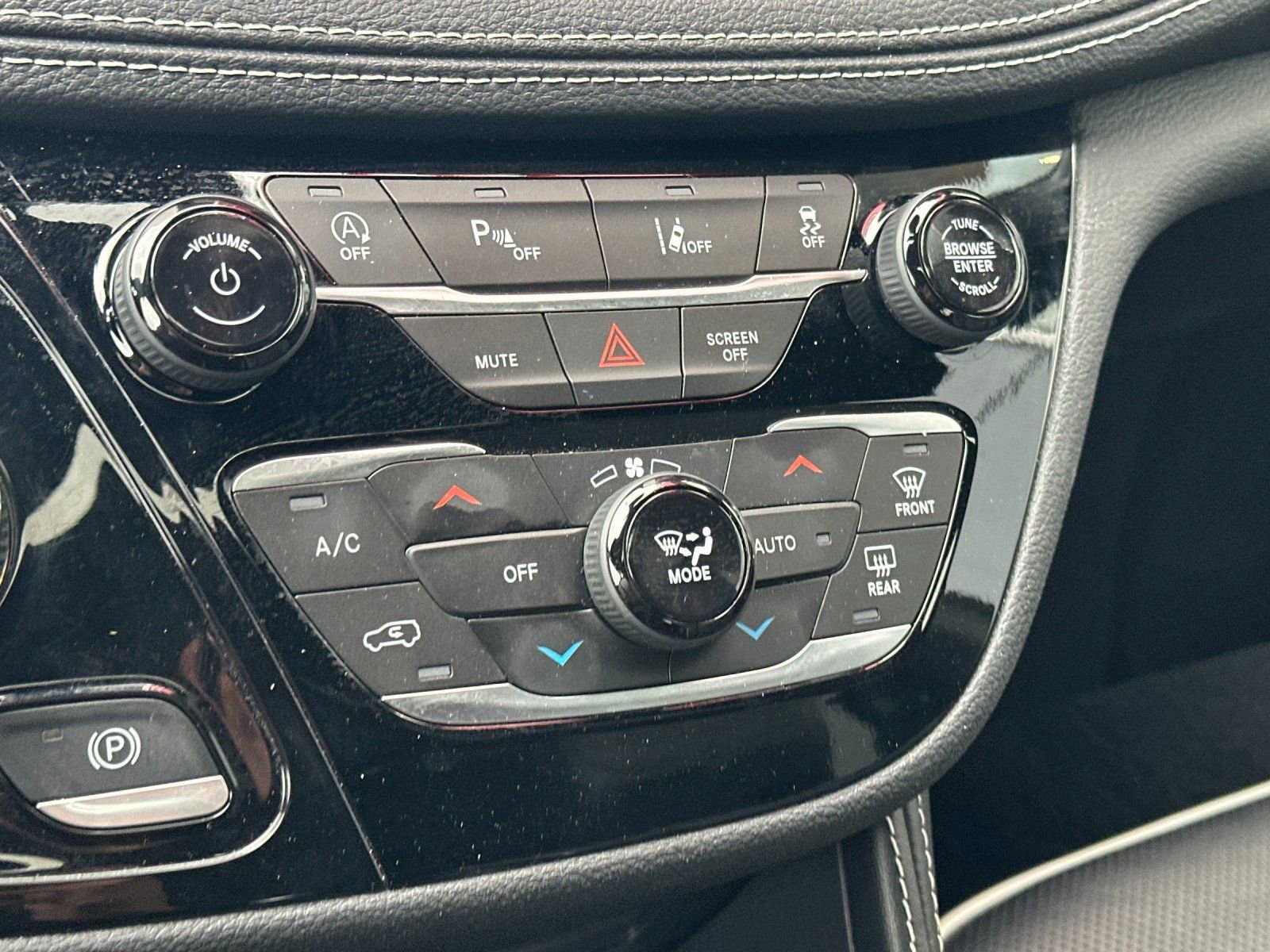 Used 2026 Chrysler Pacifica Limited image 20