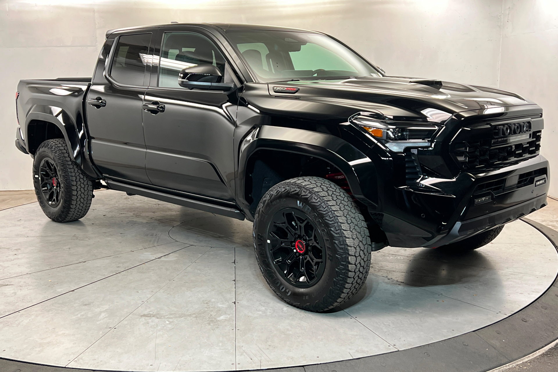 Certified 2025 Toyota Tacoma TRD Off-Road AWD/4WD image 8