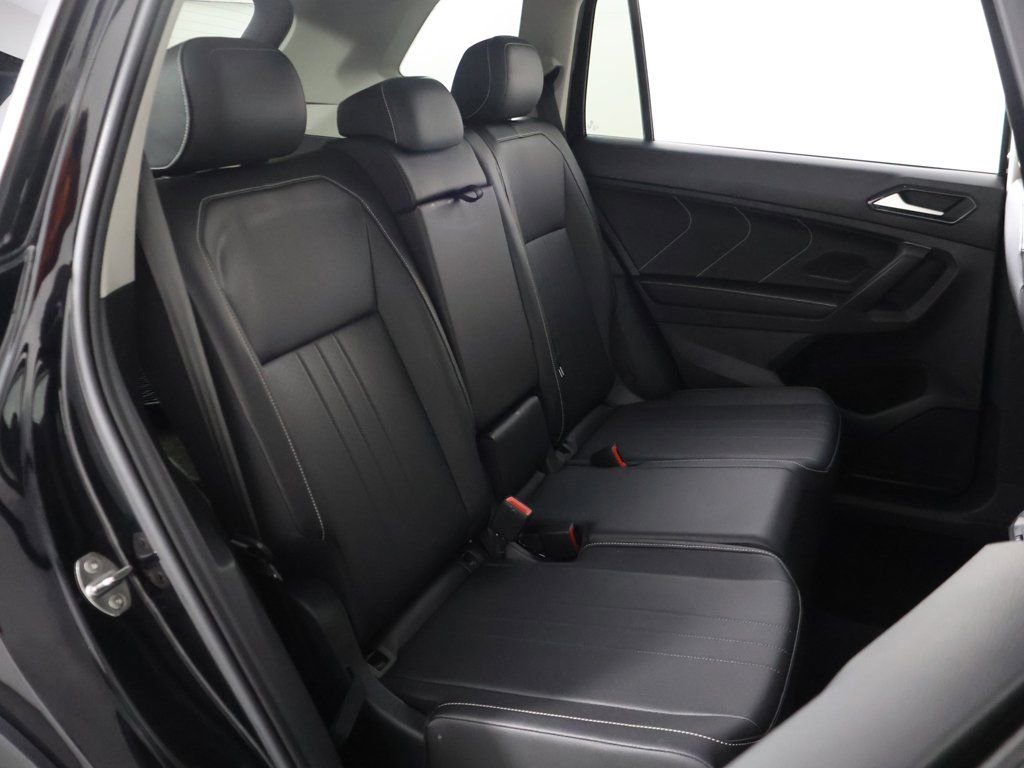 Used 2022 Volkswagen Tiguan SE w/ Panoramic Sunroof Package image 32