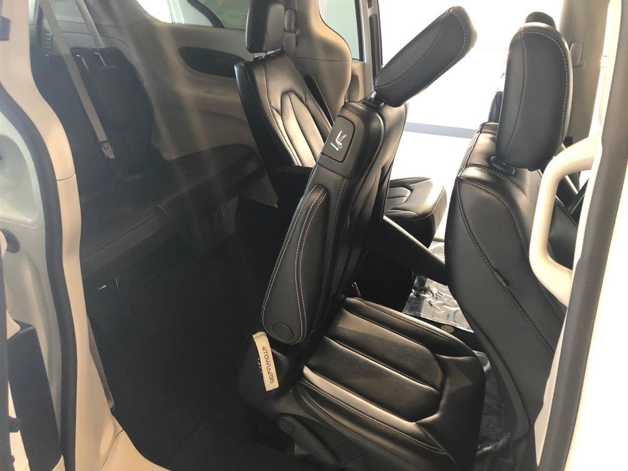 Used 2023 Chrysler Pacifica Touring-L FWD image 15