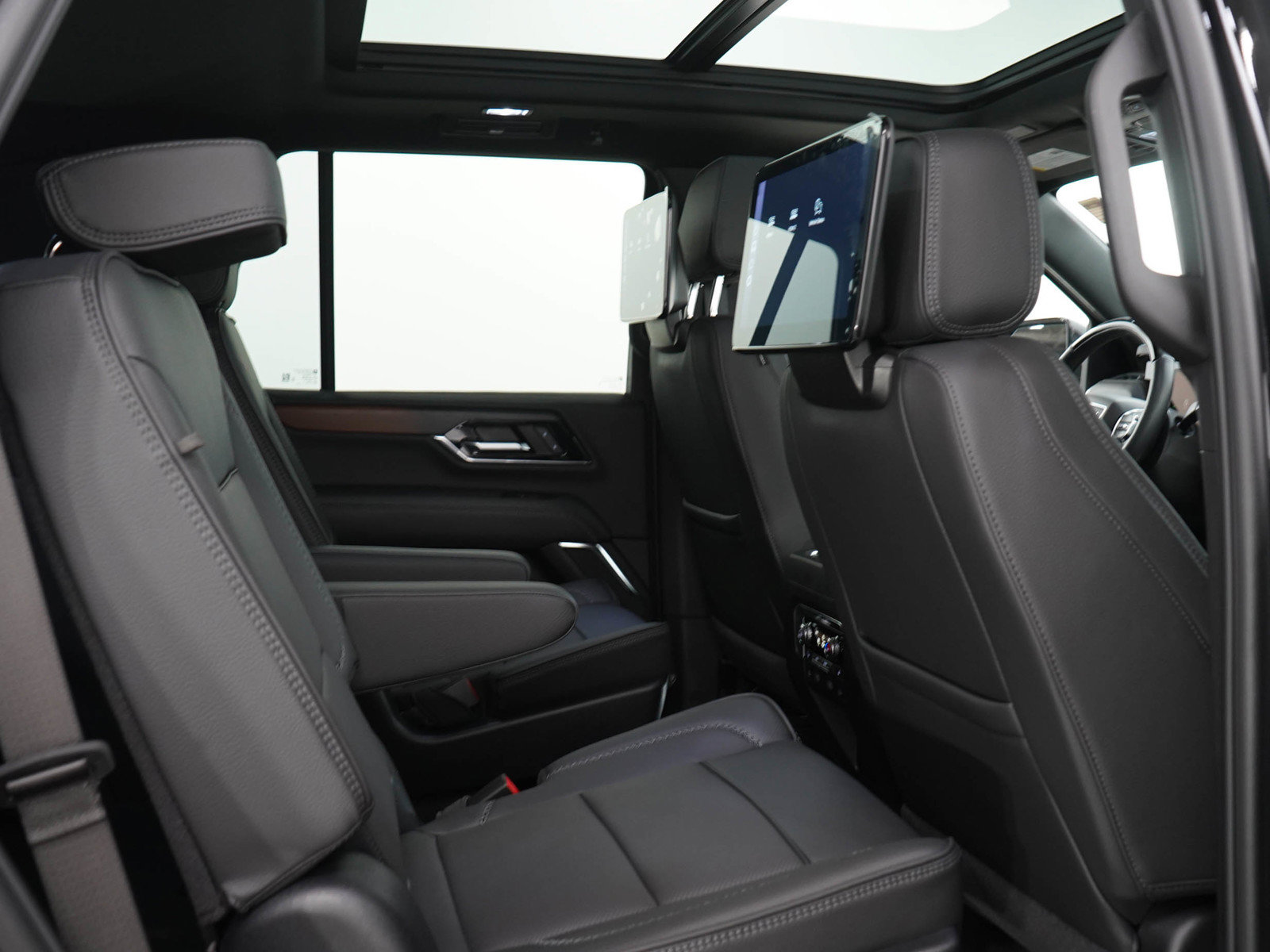 Used 2025 GMC Yukon Denali w/ Denali Reserve Package AWD/4WD image 14