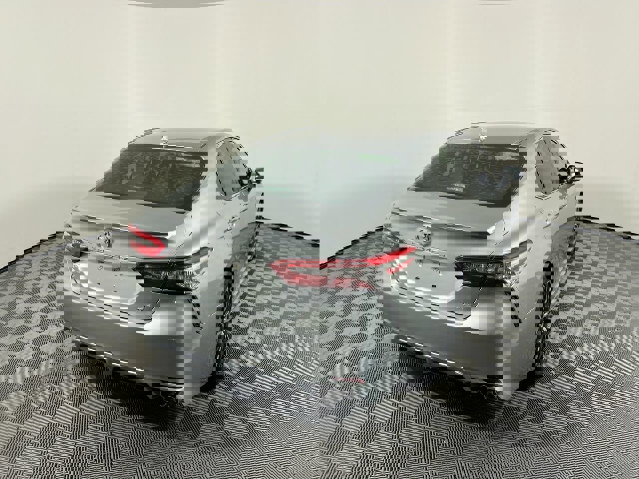 Used 2020 Toyota Camry SE image 3