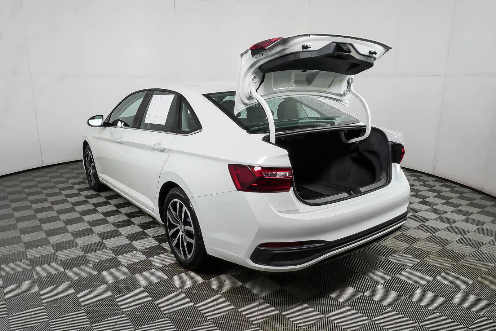 Certified 2025 Volkswagen Jetta SE FWD image 29