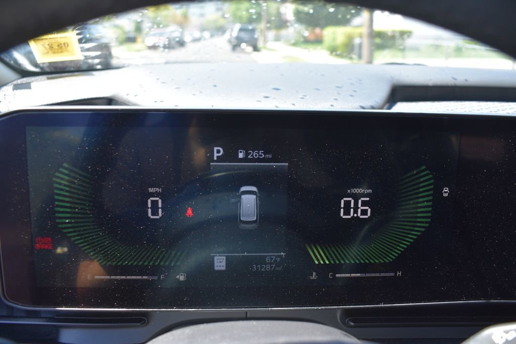 Used 2025 Kia Carnival FWD image 17