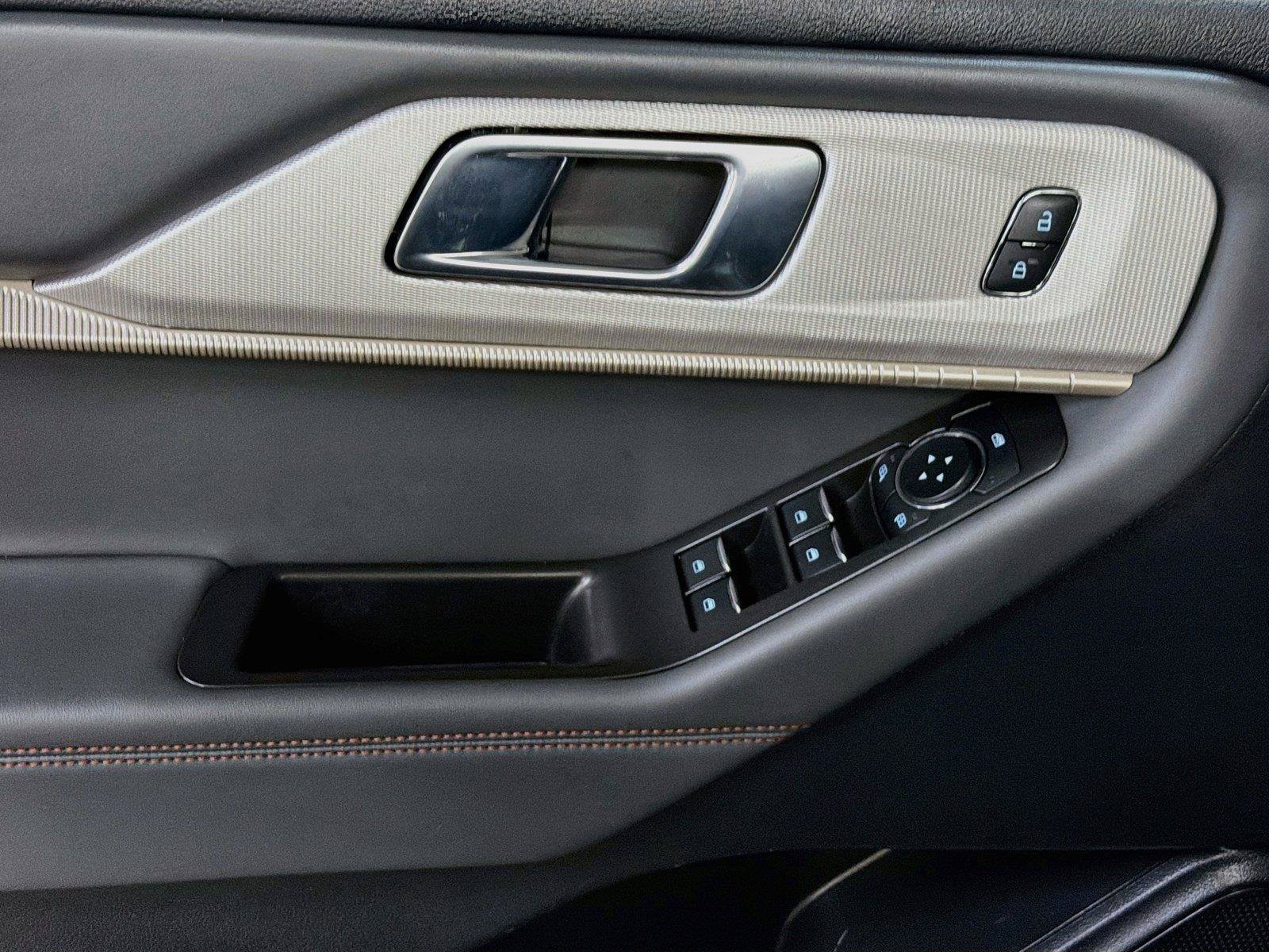 Used 2025 Ford Explorer Active AWD/4WD image 19