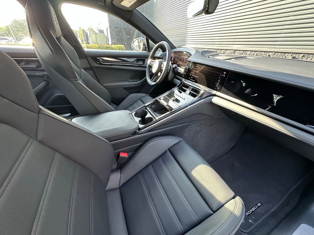Used 2026 Porsche Panamera RWD image 40