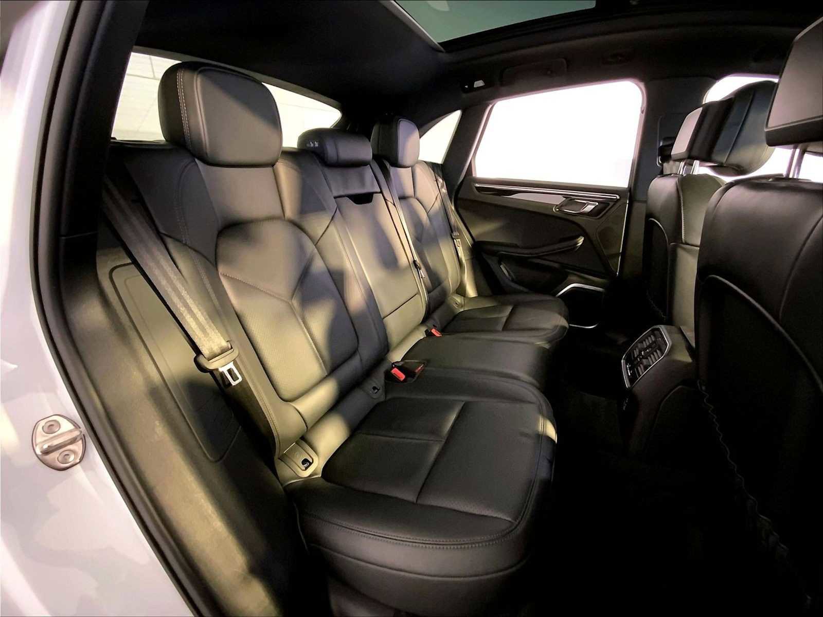 Certified 2023 Porsche Macan AWD/4WD image 23