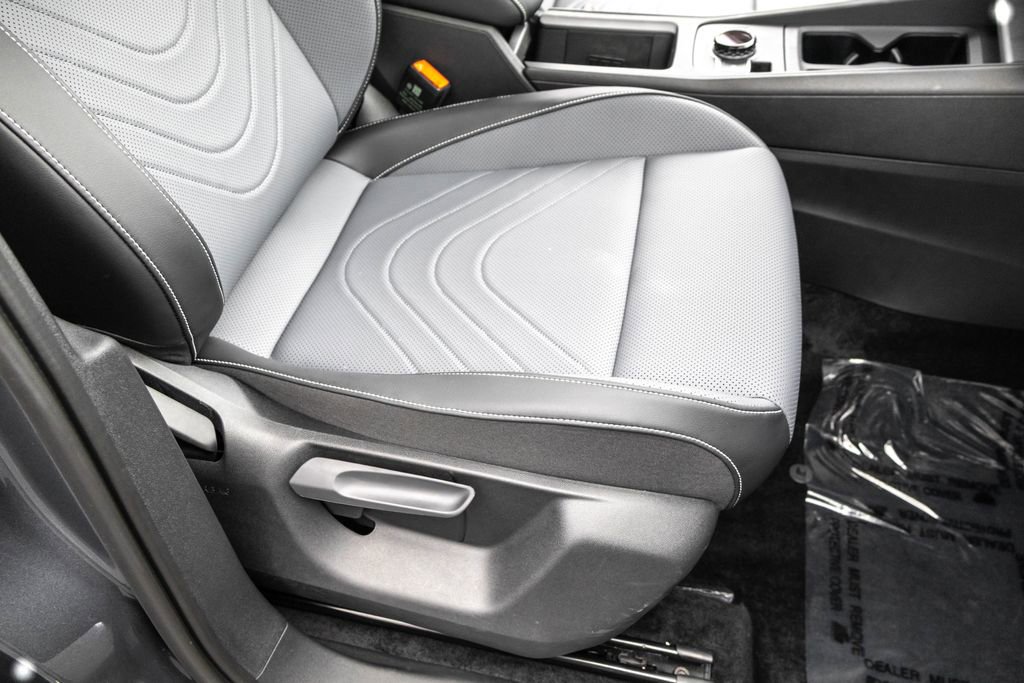 Used 2025 Volkswagen Tiguan SE image 32