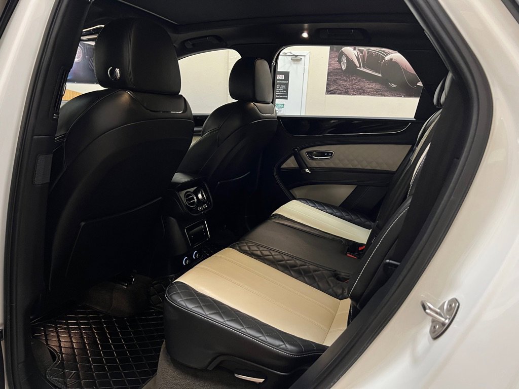 Used 2019 Bentley Bentayga image 46