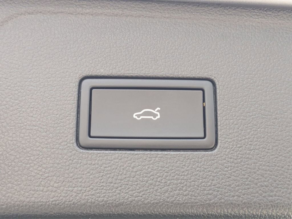 Used 2025 Volkswagen Atlas SE image 29