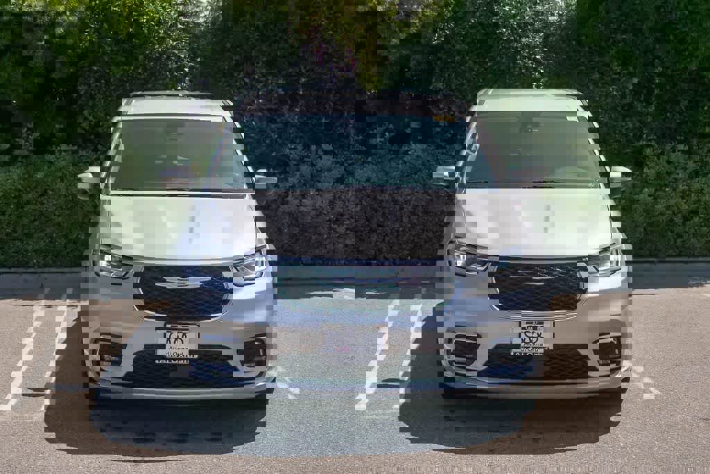 Used 2023 Chrysler Pacifica Touring-L image 2