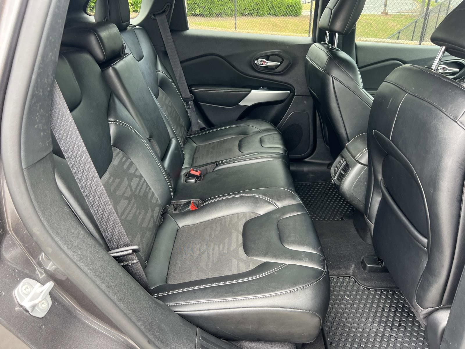 Used 2022 Jeep Cherokee Latitude AWD/4WD image 15