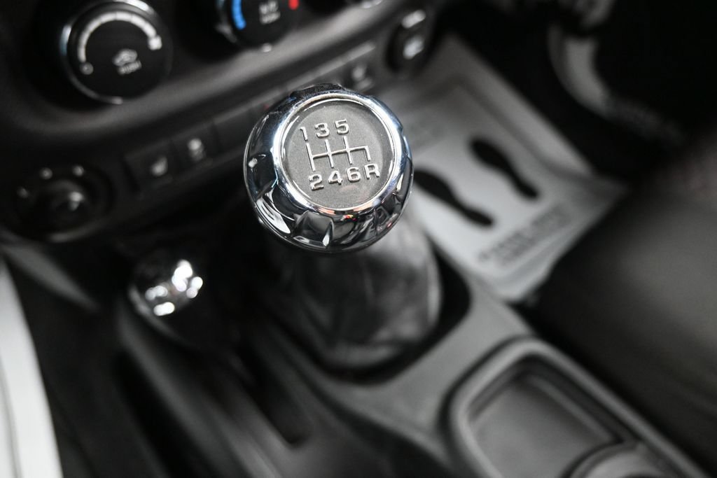Used 2012 Jeep Wrangler Unlimited Sahara AWD/4WD image 21