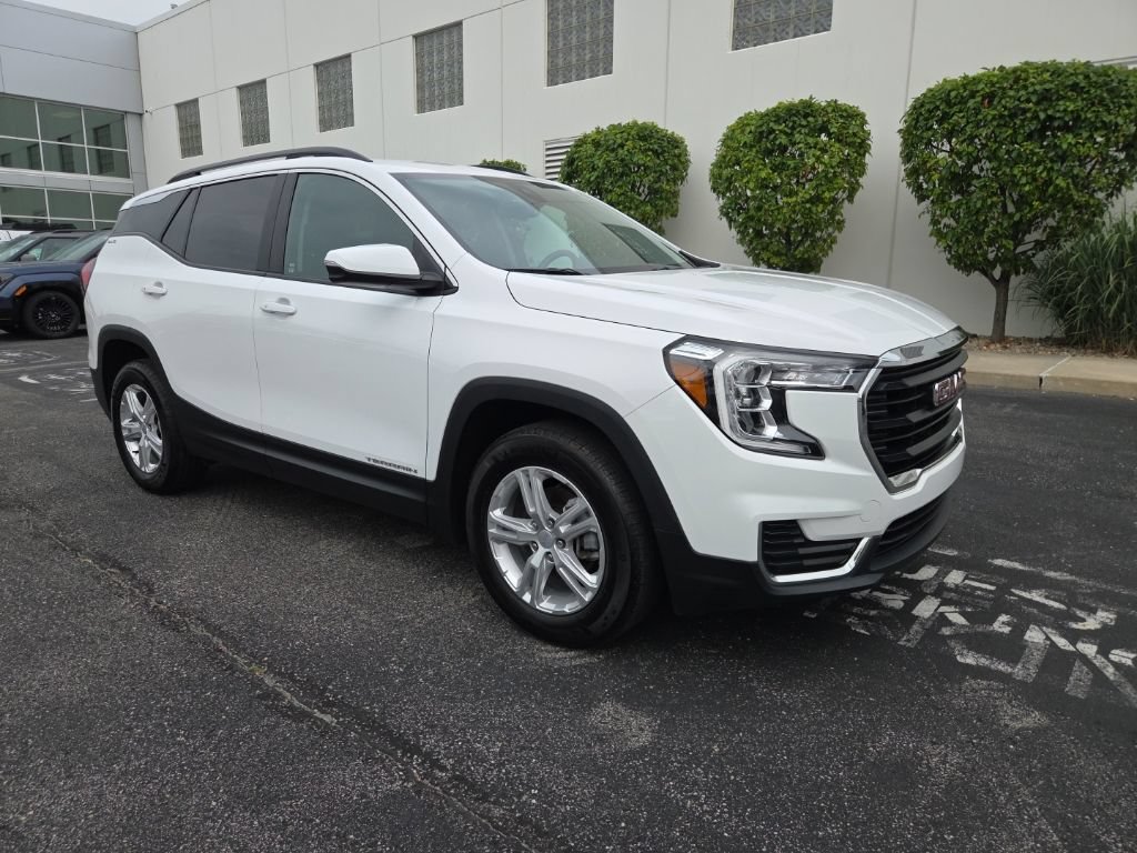 Used 2024 GMC Terrain SLE w/ Driver Convenience Package FWD image 4