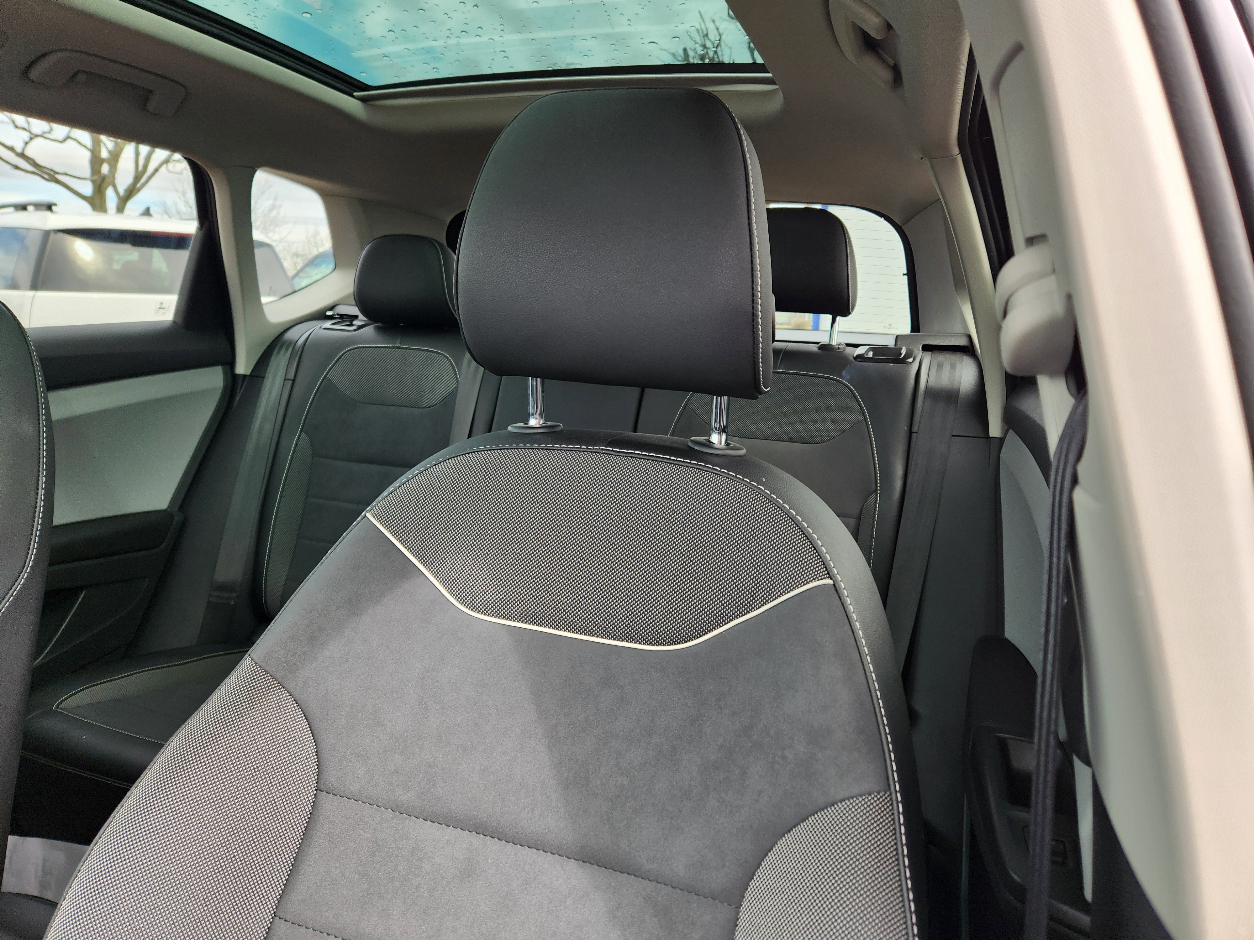 Used 2023 Volkswagen Taos SE w/ Panoramic Sunroof Package image 11