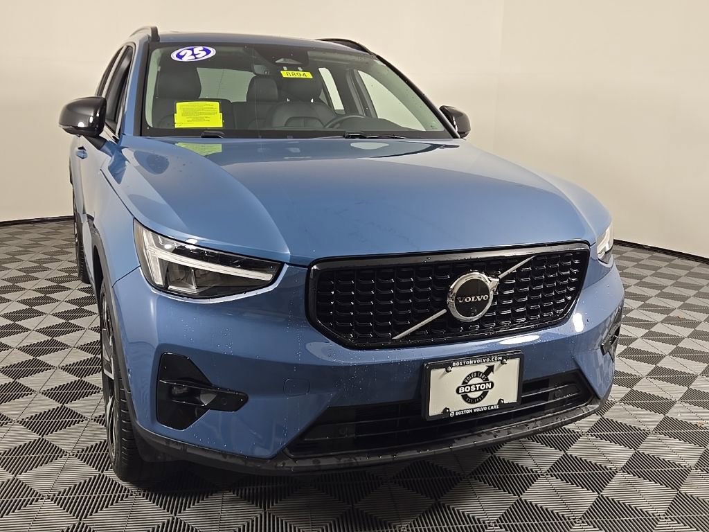 Certified 2023 Volvo XC40 B5 Plus w/ Climate Package AWD/4WD image 3