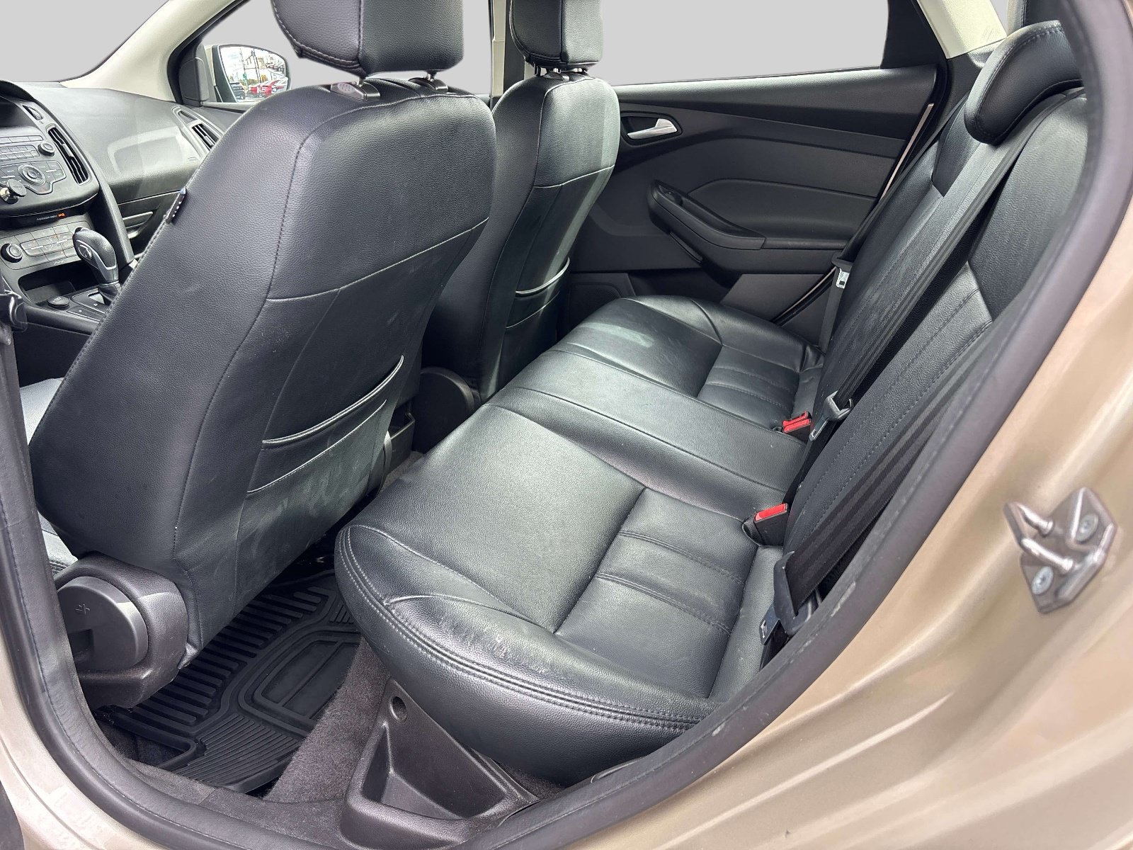 Used 2018 Ford Focus SE w/ SE Appearance Package FWD image 8