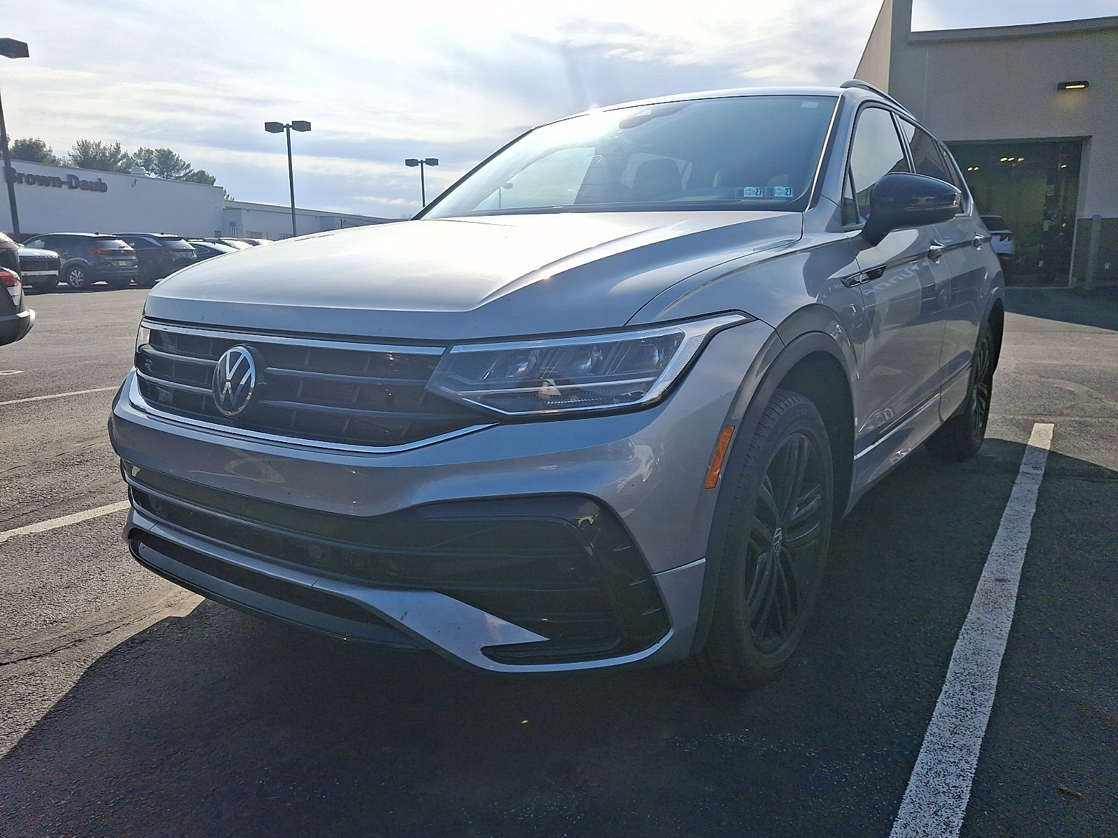 Used 2022 Volkswagen Tiguan SE R-Line image 2