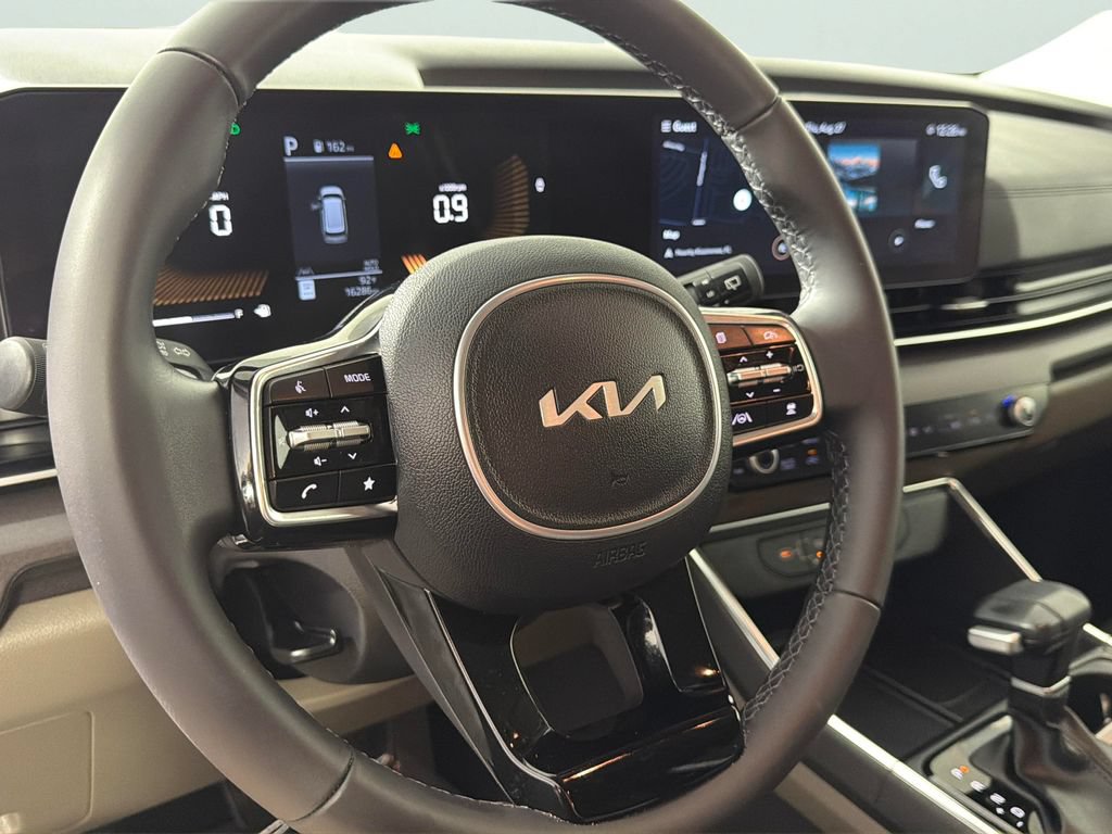 Used 2025 Kia Carnival EX FWD image 21