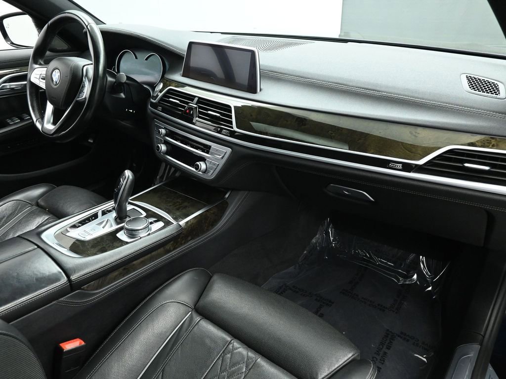 Used 2019 BMW 750i image 21