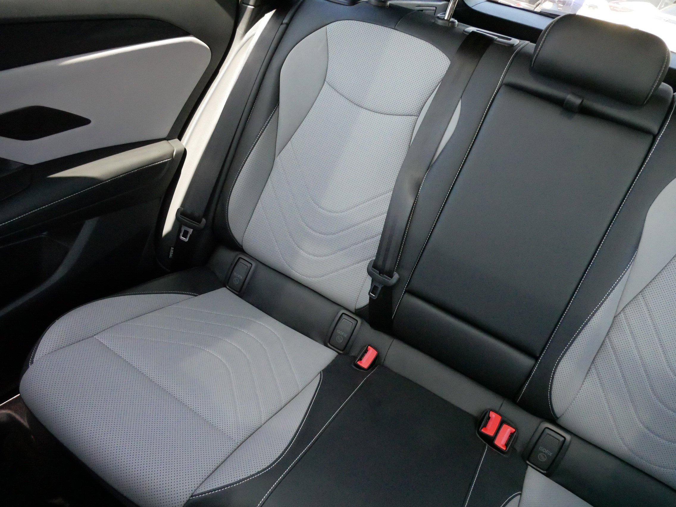 Certified 2025 Volkswagen Tiguan SE R-Line AWD/4WD image 12