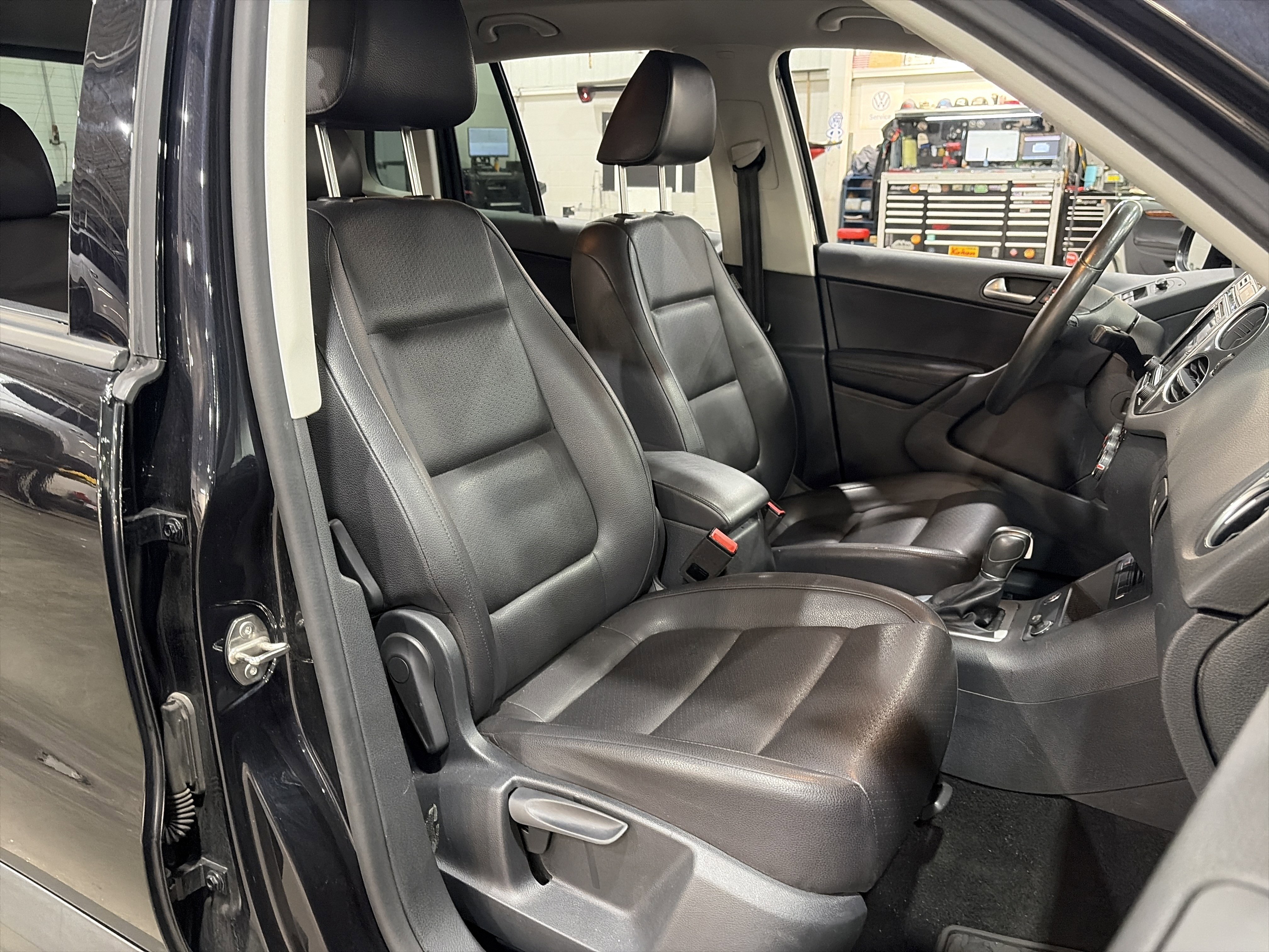 Used 2017 Volkswagen Tiguan S image 33