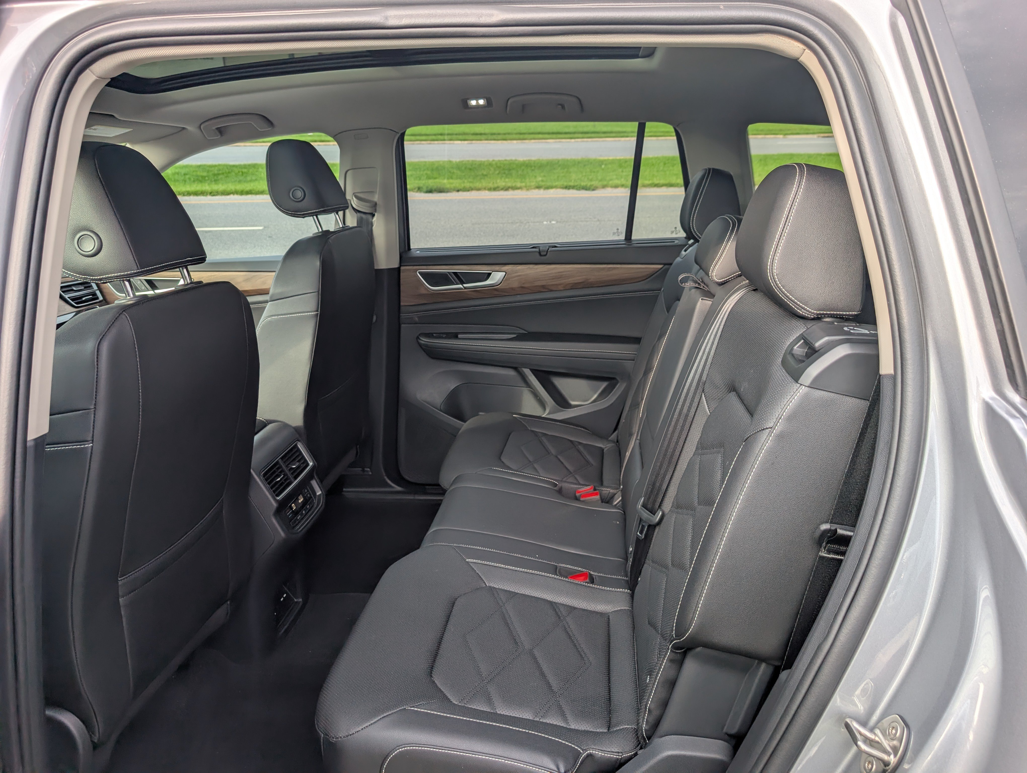 Used 2026 Volkswagen Atlas SE w/ Panoramic Sunroof Package FWD image 16