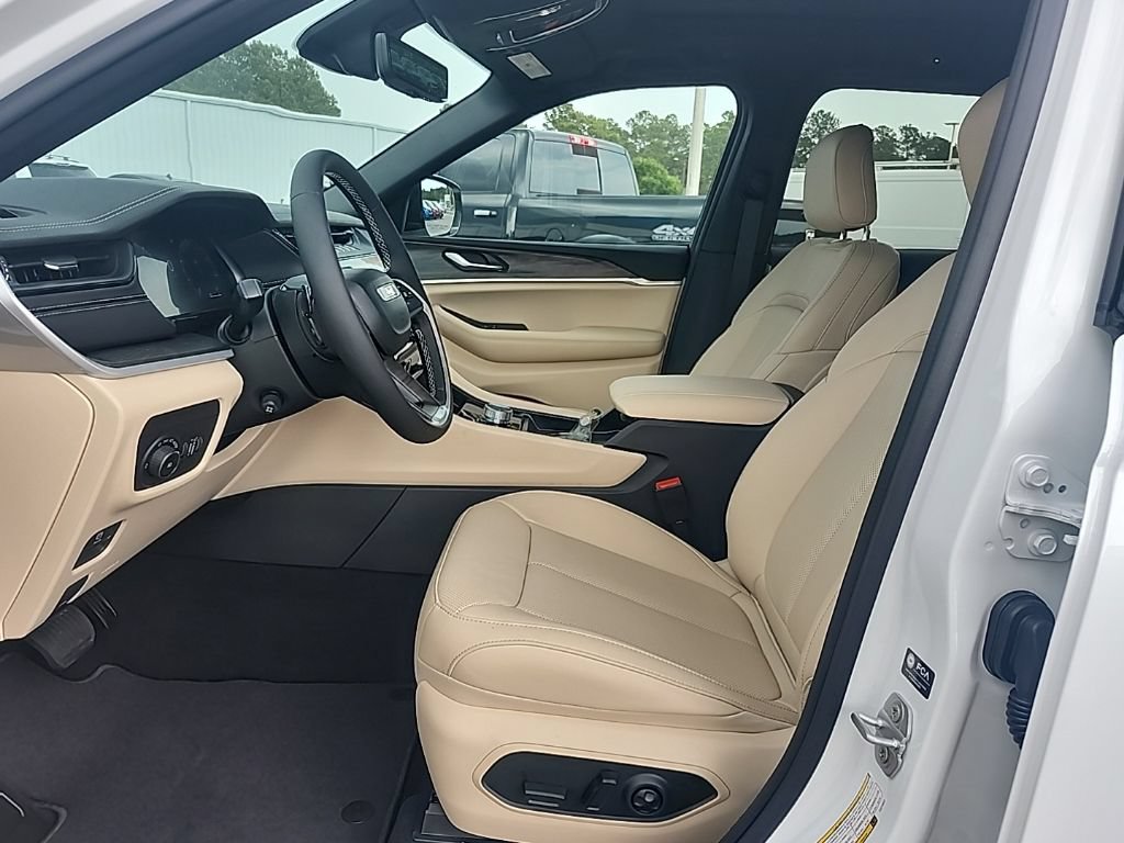 New 2026 Jeep Grand Cherokee Limited w/ Luxury Tech Group II RWD image 19