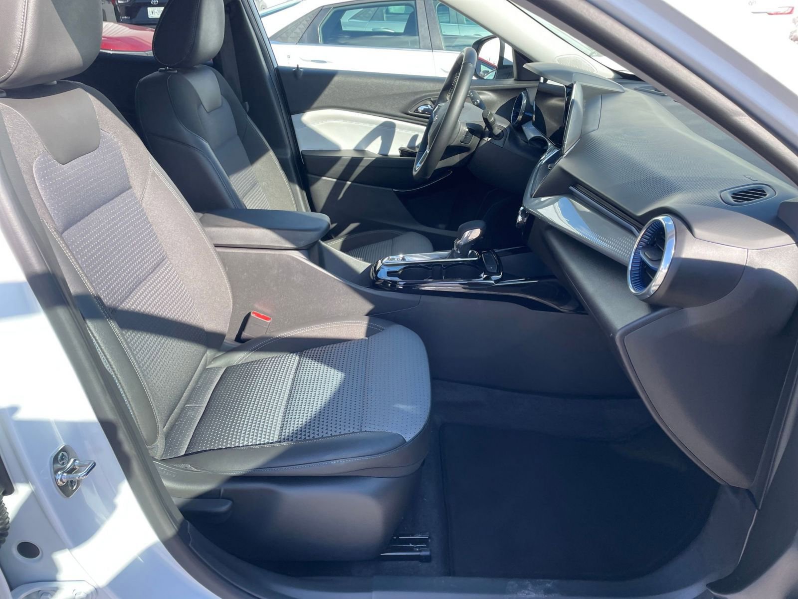 Used 2025 Chevrolet Trax LT w/ LT Convenience Package image 34