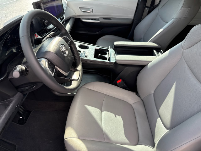 Used 2025 Toyota Sienna XLE FWD image 21