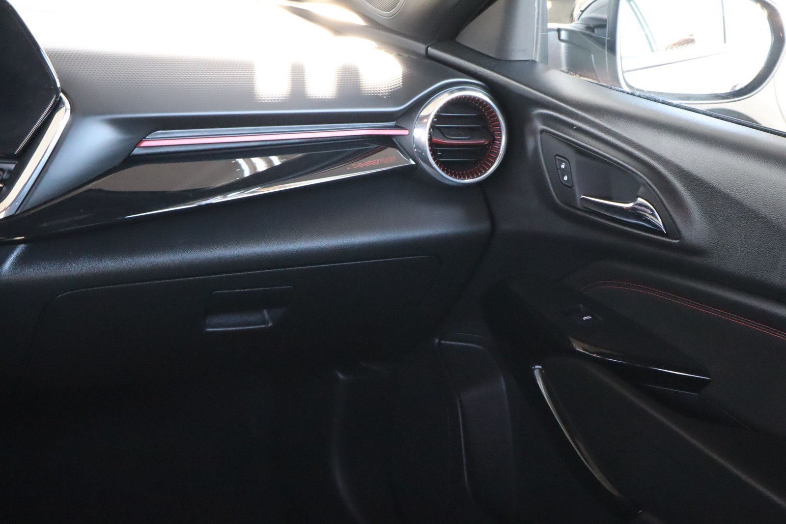 Used 2025 Chevrolet Trax RS w/ Sunroof Package FWD image 31