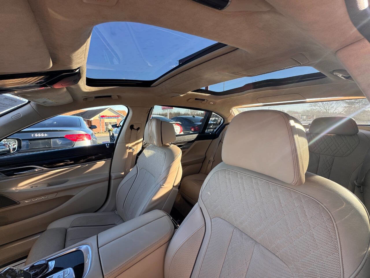 Used 2016 BMW 750i xDrive AWD/4WD image 27