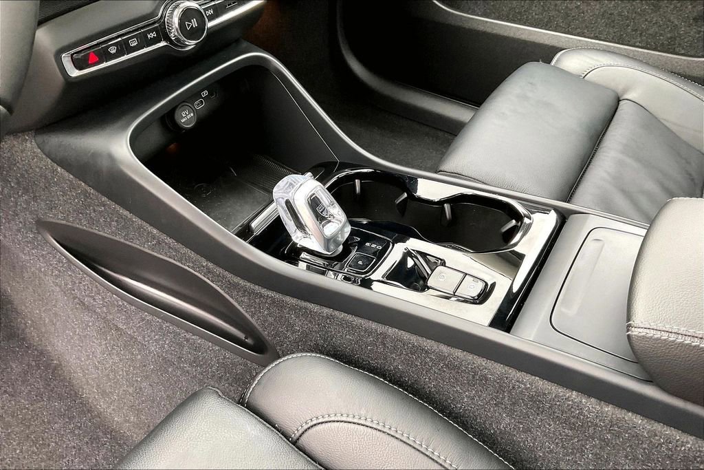 Certified 2024 Volvo XC40 B5 Plus w/ Climate Package image 18