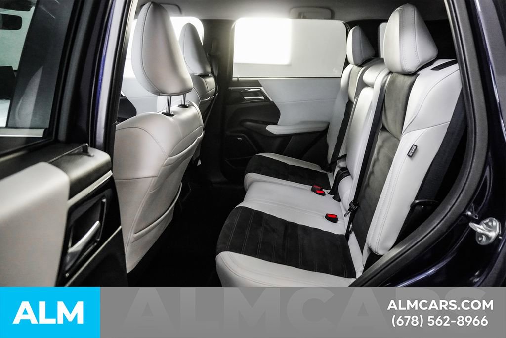 Used 2025 Mitsubishi Outlander SE image 18