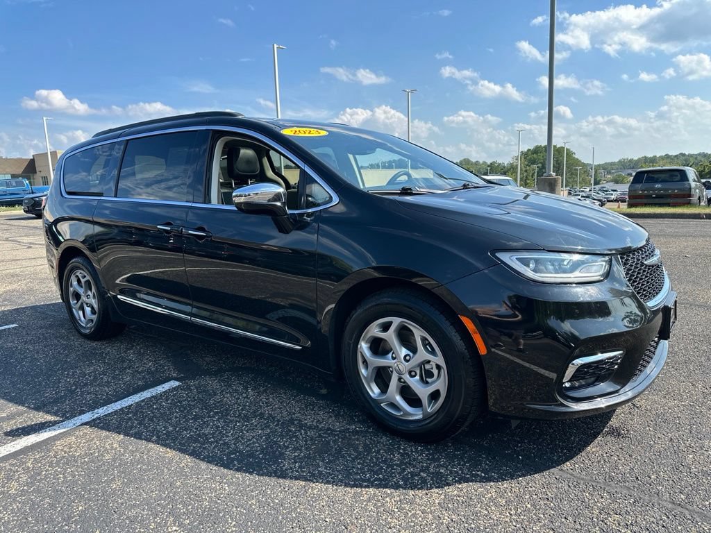 Used 2023 Chrysler Pacifica Limited FWD image 17