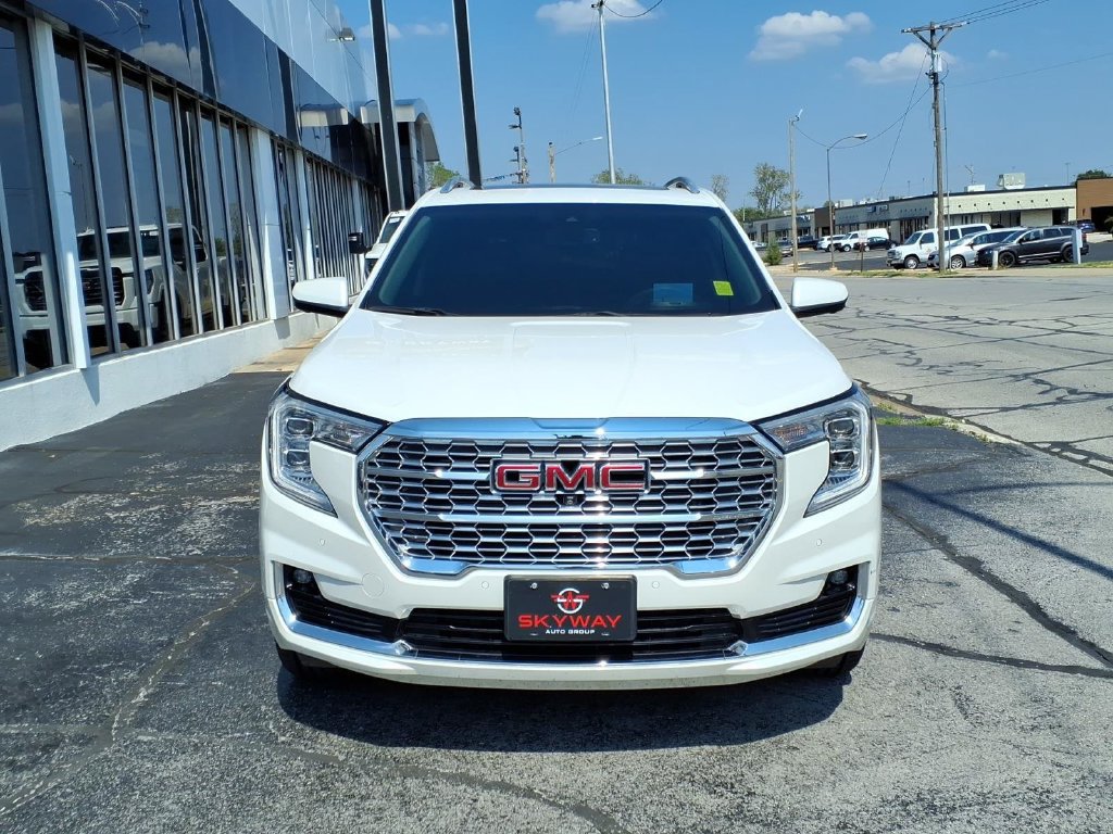 Used 2024 GMC Terrain Denali w/ Denali Premium Package AWD/4WD image 2