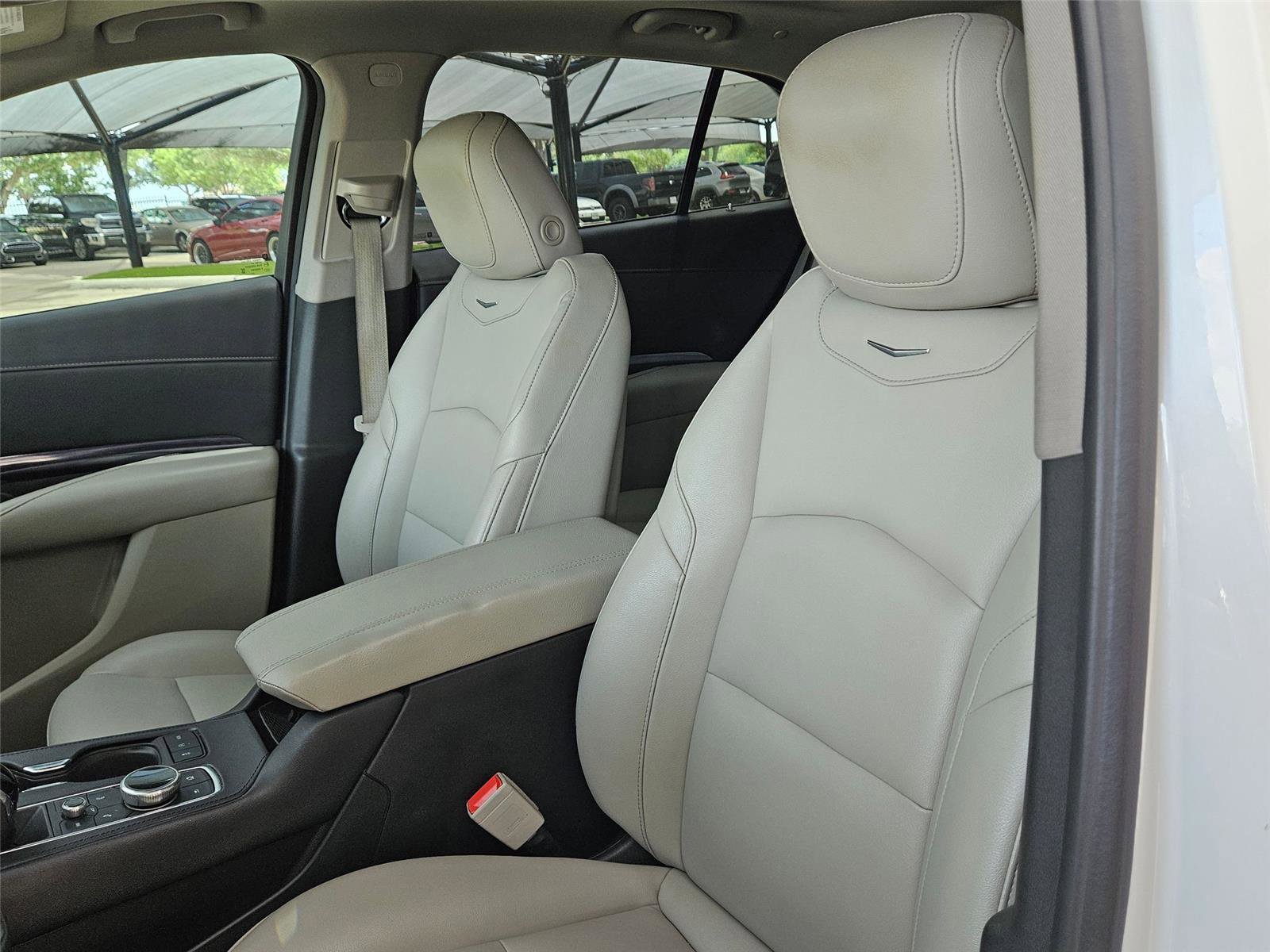 Used 2023 Cadillac XT4 Luxury w/ Cold Weather Package FWD image 10