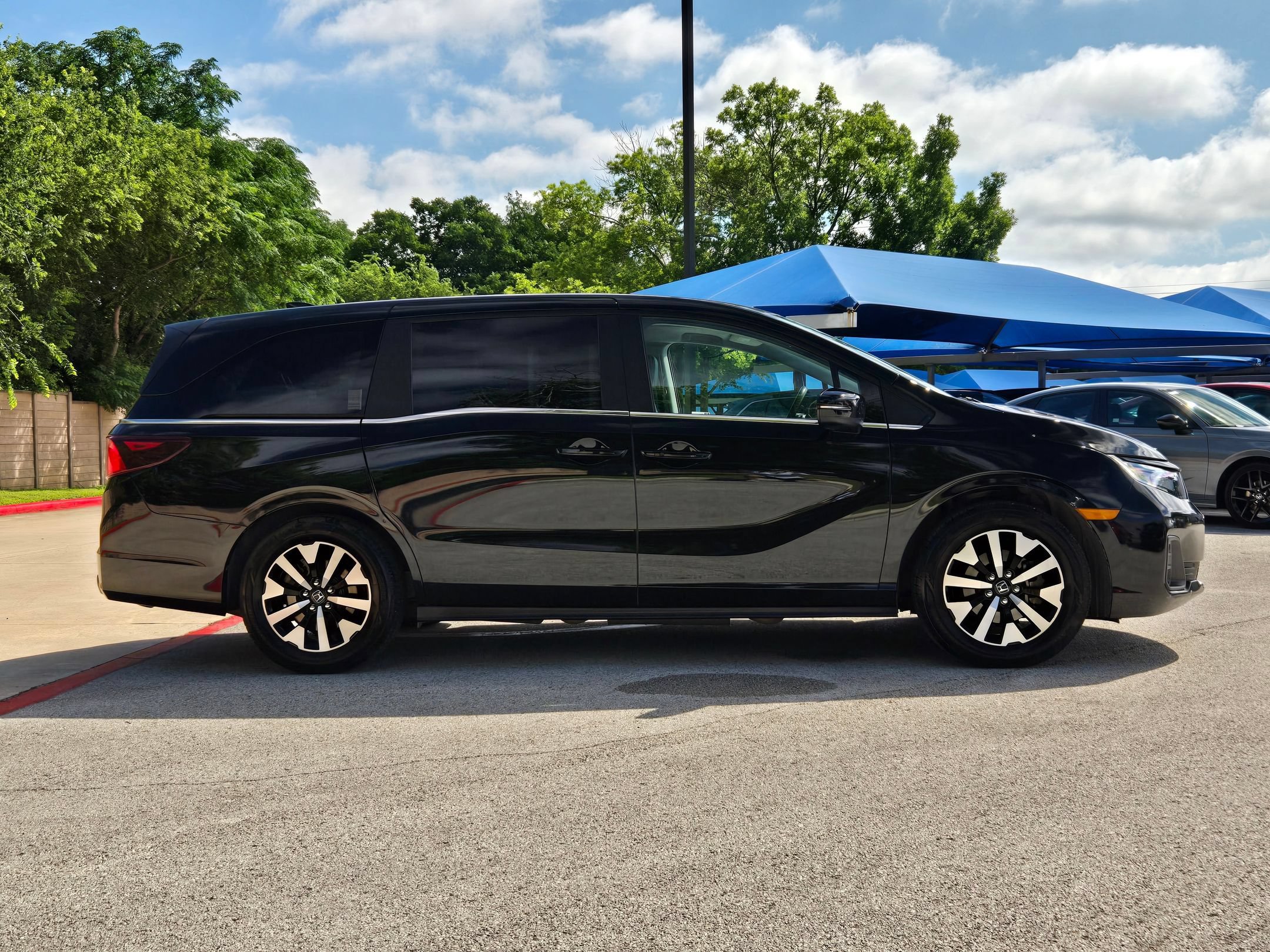 Used 2025 Honda Odyssey EX-L image 2