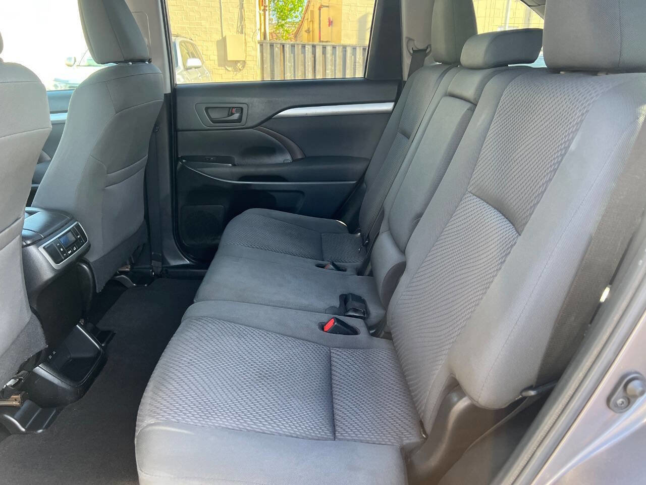 Used 2019 Toyota Highlander LE w/ Carpet Mat Package (TMS) FWD image 9