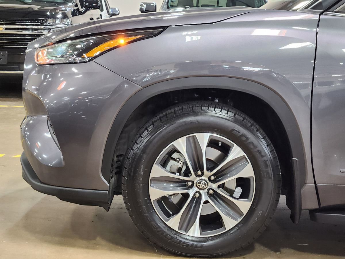 Used 2022 Toyota Highlander XLE FWD image 5