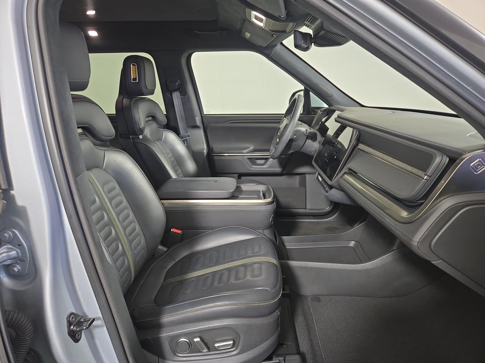Used 2025 Rivian R1S Adventure AWD/4WD image 24