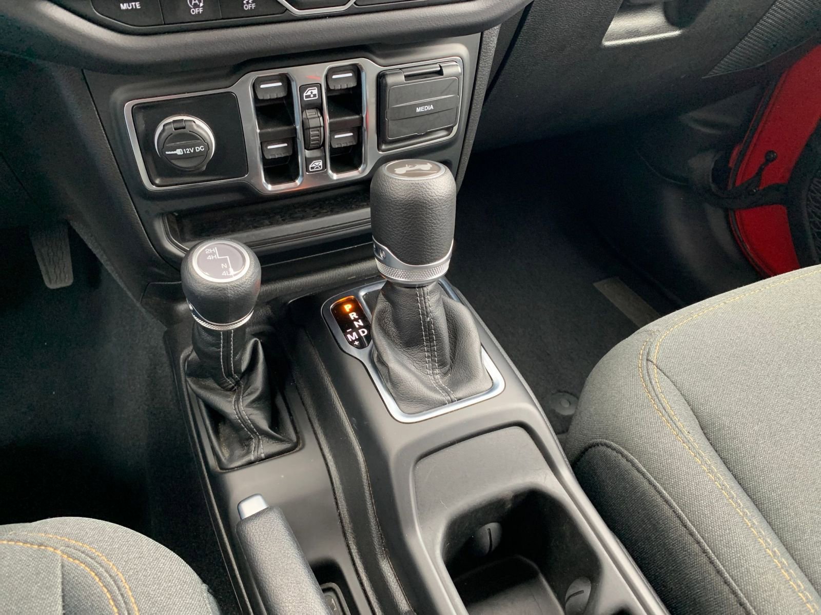 Used 2025 Jeep Wrangler Sahara image 40