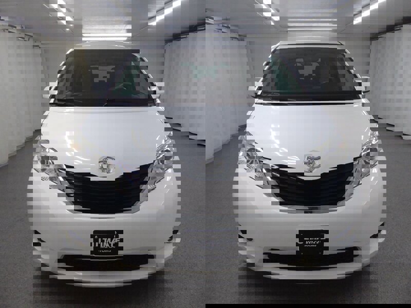 Used 2014 Toyota Sienna LE image 2