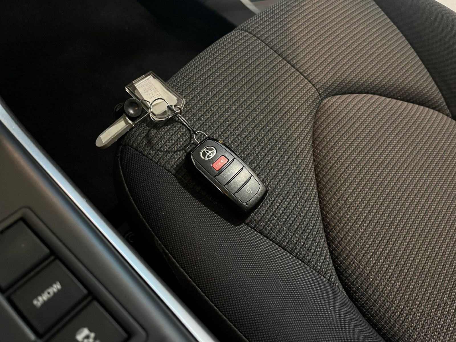 Used 2025 Toyota Highlander LE FWD image 21